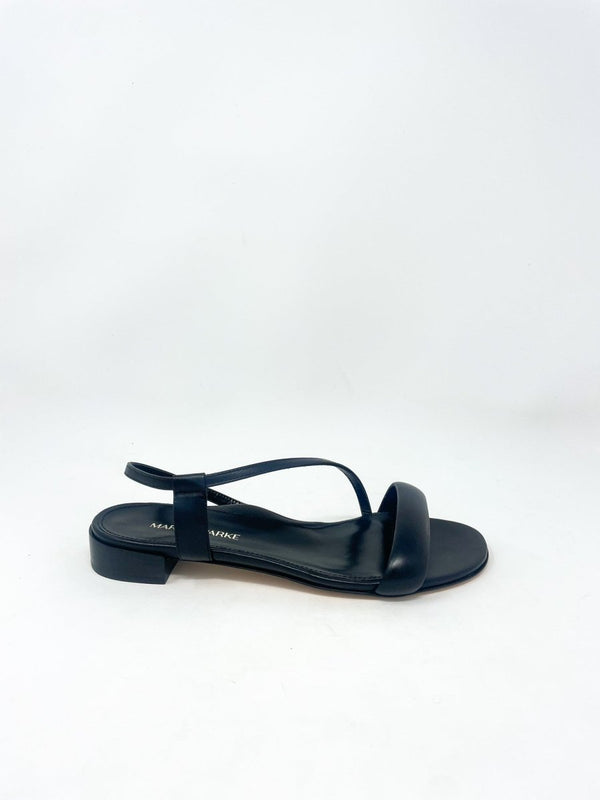 Jenna Flat Sandal in Black - The Shoe Hive