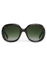 Chloe in Tortuga Noir