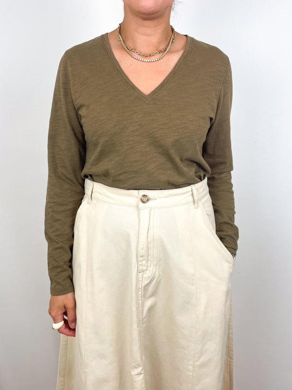 L/S V-Neck Back Seam in Truffle