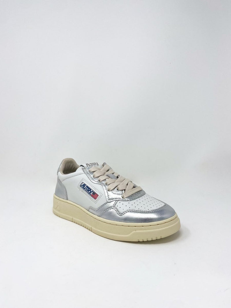 Medalist Low Sneakers Leather in White/Silver - The Shoe Hive