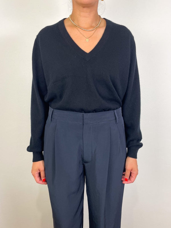 V - Sweater in Noir - The Shoe Hive